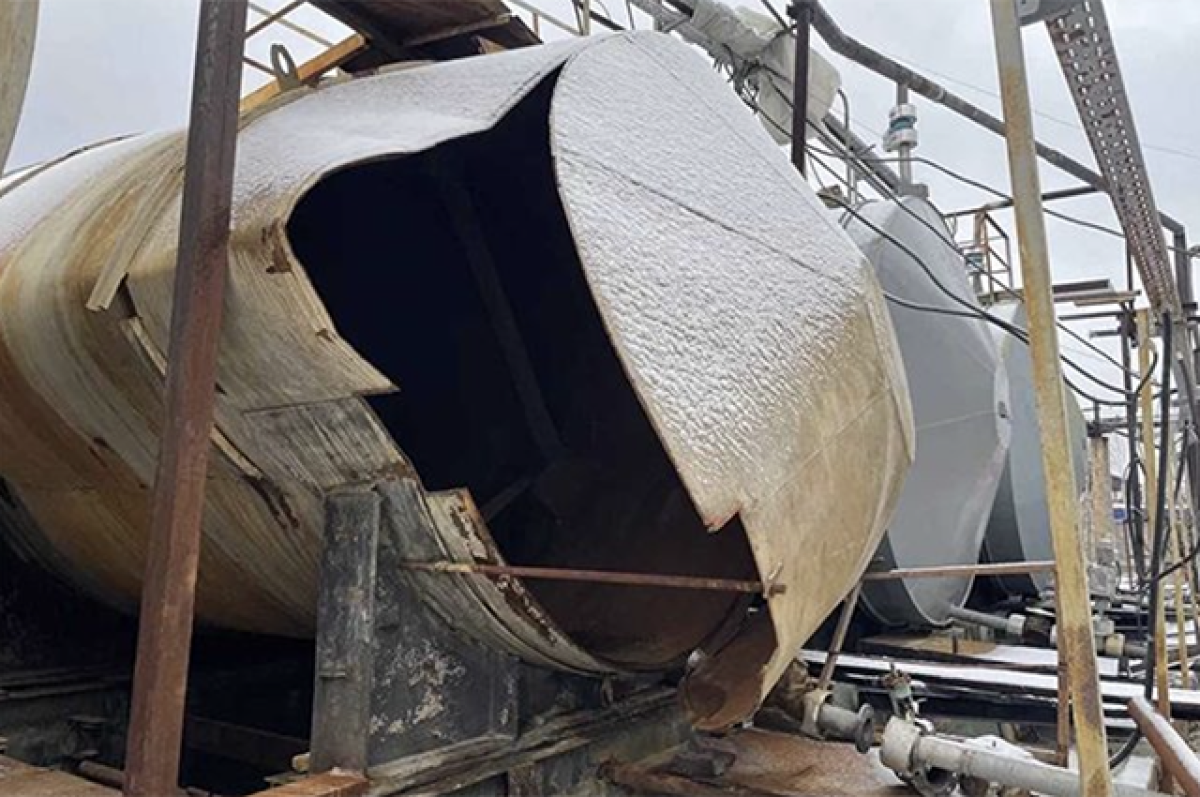    Емкость, в которую вмещается 200 тонн серной кислоты, буквально разорвало по шву.