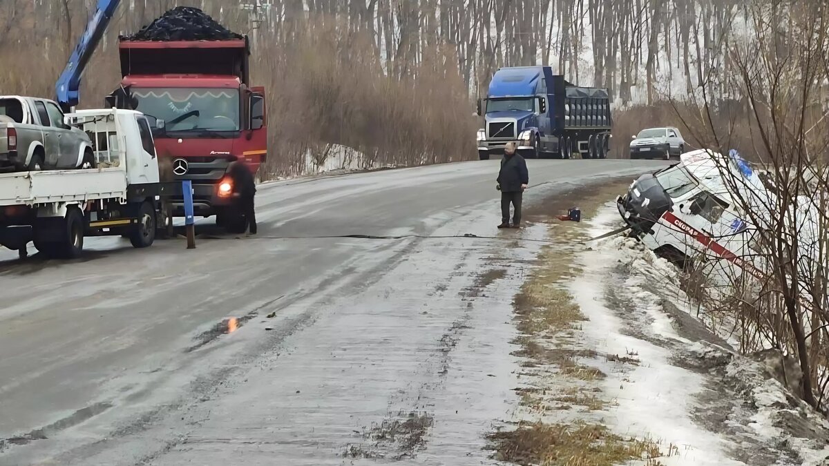     В Чугуевском районе Приморского края медики попали в аварию из-за жуткого гололеда. Скорая улетела в кювет на повороте. Ее вытаскивали из оврага с помощью крана. Пока неизвестно, пострадали ли водитель и пассажиры.