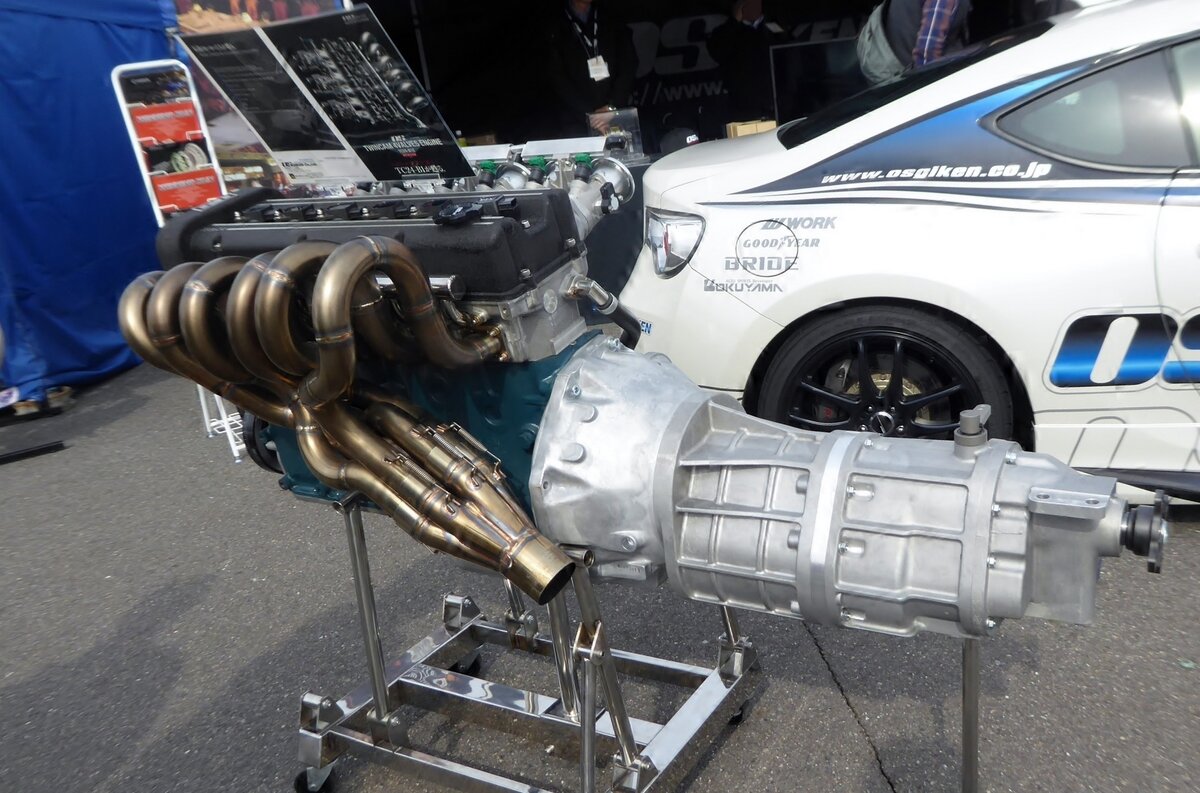    24-клапанный двигатель OS Giken TC24-B1 на основе ниссановской «шестёрки» L-серии   
Tokumeigakarinoaoshima