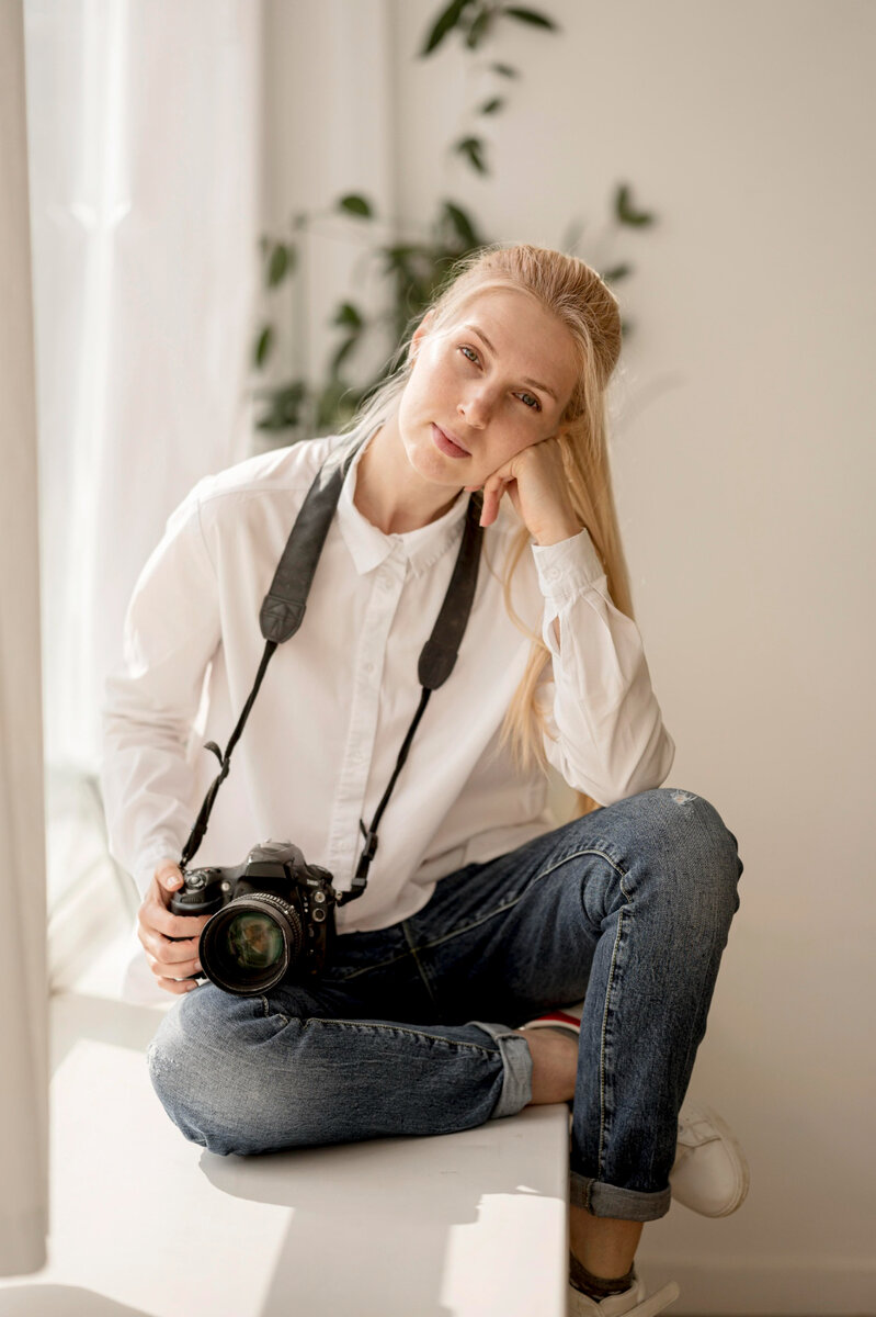 Изображение от <a href="https://ru.freepik.com/free-photo/woman-sitting-on-window-sill-photo-art-concept_8508926.htm#query=%D0%96%D0%B5%D0%BD%D1%89%D0%B8%D0%BD%D0%B0%20%D1%84%D0%BE%D1%82%D0%BE%D0%B3%D1%80%D0%B0%D1%84&position=11&from_view=search&track=ais&uuid=f1548a24-9c15-4ffc-a9fc-1e88fa2c3fc8">Freepik</a>