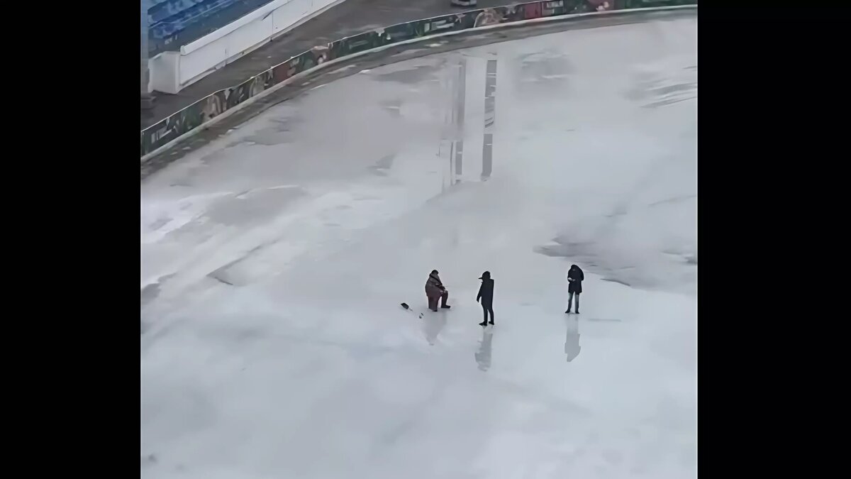     Рыбаки в Приморье не страшатся ничего: очередная группа снова вышла на лед. На лед стадиона. Зачем мужчины принесли на каток рыболовные снасти?