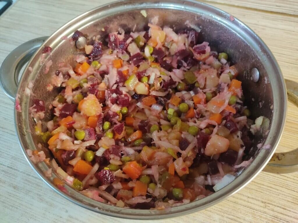 Я тут всем заправляю. Девушка на заправке. Девушка на заправке. Просто заправлял. Девушка заправляет автомобиль.