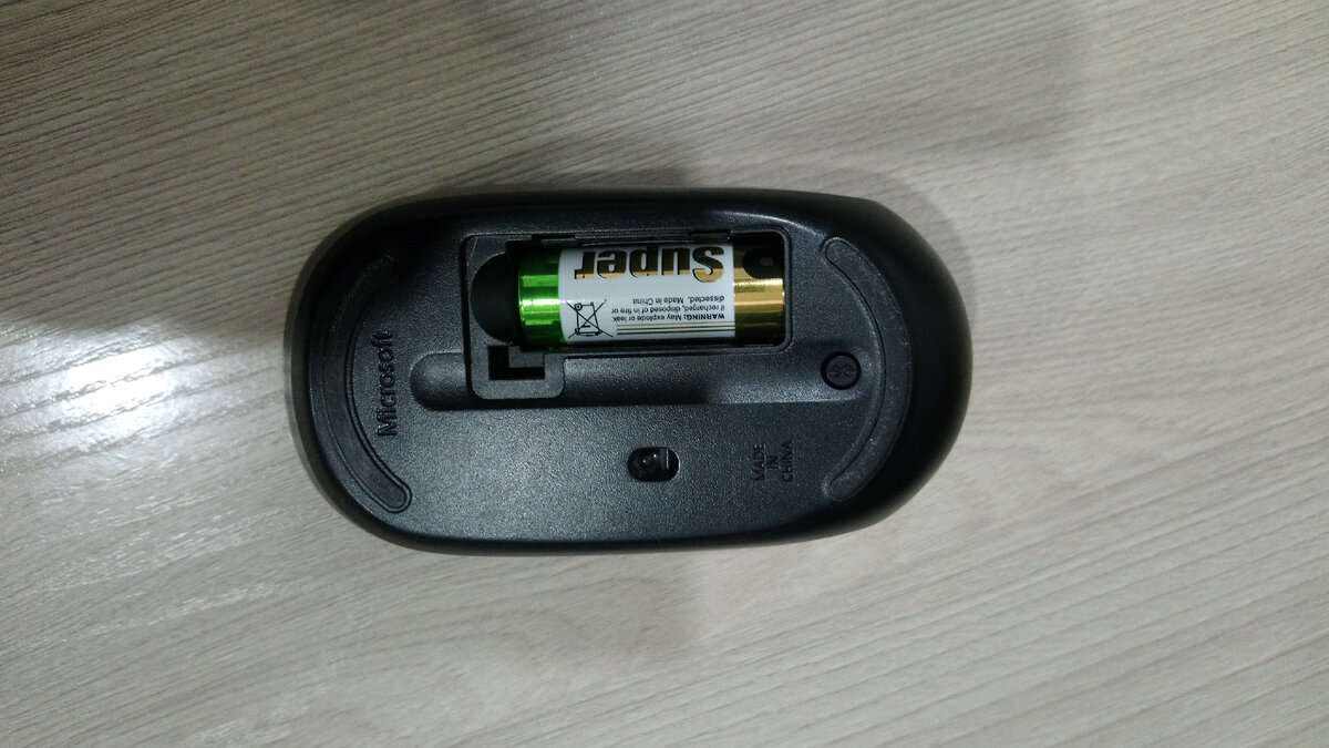 Питание от батарейки АА.