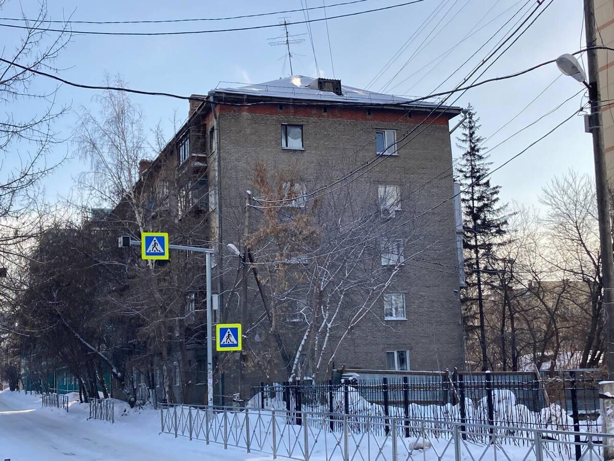 22-летняя Светлана Б. снимала квартиру на Омской, 89а, в пяти минутах ходьбы до той самой помойки, где нашли новорождённого. Она попала в объектив камеры видеонаблюдения — на записи видно, как она несёт своего сына в обычном пакете.

