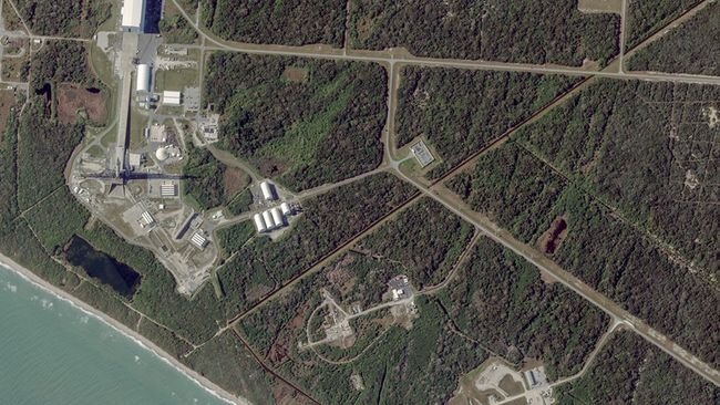     Вид из космоса на ракету New Glenn компании Blue Origin, стоящую вертикально на стартовом комплексе 36, 14 февраля 2024 года. Источник: PlanetLabs / SpaceFromSpace