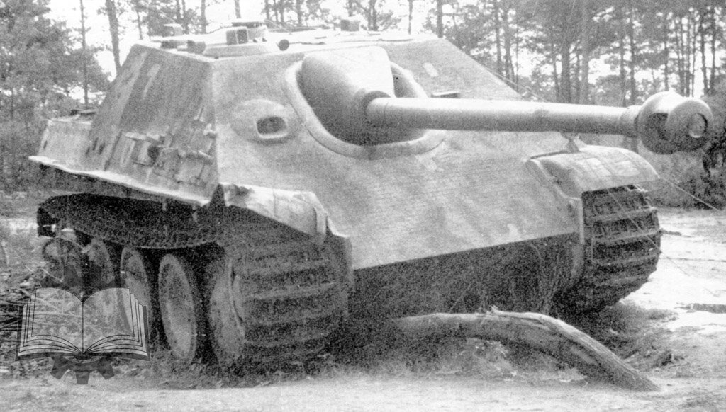 Jagdpanther с рубочным номером 01 вскоре после боя.