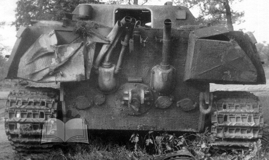 Выхлопные трубы помяло, когда подбитая машина пятилась