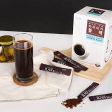 💙 Чем же отличается корейский кофе 3 в 1  Atomy от привычных магазинных?

Во-первых, здесь только Арабика высочайшего класса, 100% Арабика. Тогда как в растворимых кофе обычно смешивают сорт Арабика с более дешевым сортом Робуста, который имеет стойкий горьковатый привкус, а порой и с кислинкой, которые мне не нравятся.
Так же в состав входят чистейшие сливки, в которых нет лактозы, для кого это важно, только натуральный казеин.

Я раньше не знала про эффект «30 километра», который присутствует в любом растворимом кофе, сваренного молотого это не касается.

Если дальнобойщик, таксист, да и просто любой водитель, выезжая в ночь, выпивает несколько чашек растворимого кофе, то вместо ожидаемой бодрости, через 25 – 30 минут начинается действие теобромина, и человек засыпает за рулем.
Отсюда так много аварий недалеко от города или автозаправок, где продают растворимый кофе.

Так вот, корейцы научились убирать теобромин из растворимого кофе.
Растворимый кофе от Atomy придает бодрость, исключает снотворный эффект через 30 минут, не поднимает давление и от него нет тахикардии.

Удивительно, но это факт!

Доброе утро ☀️ начинается с хорошего кофе ☕️ 

В Корее кофе - это не просто напиток.

Это часть рабочей культуры и образа жизни. 

Офисные работники пьют кофе во второй половине своего обеденного перерыва не только для того, чтобы получить заряд кофеина. 

Они хотят провести время, разговаривая друг с другом с чашечкой кофе в руке.

Другими словами, кофе пьют не просто ради кофе.
Насладитесь богатым и мягким вкусом 100% арабики!
В упаковке 50 шт.

Очень вкусный кофе Atomy! 
Он должен быть в каждом доме☕😍!

Это натуральныий кофе в удобном формате, а не порошковый, как продается у нас в супермаркетах👍

☕️ Кофе, изготавливаемый на заводе Мcnulty, идет на экспорт в Японию и США.

Элитные сорта продаются 
в Корее и изготавливают кофе под ТМ Атоми.

С открытием России компания думает о строительстве третьего завода, так как спрос на кофе вырос в несколько раз.👍

Сотрудники завода сами выезжают на место сбора кофейных зерен и тщательно отбирают их. 

Зерна на завод поставляются из 30 стран из 100 фермерских хозяйств.

В компании Атоми для черного кофе используются элитные зерна сорта Арабика из Колумбии,
для кофе 3 в 1 - из Бразилии.

☕Бразильский кофе обладает сладковато - пряным вкусом с присутствием ноток  шоколада.

🎯Завод Mcnulty получил оценку 85 из максимальной 100 по всем показателям.
Это очень высокая оценка.

При малейшем отклонении от стандартов производственная линия останавливается,  
и на экране видно
на каком этапе выявлено несоответствие.

Каждый стик кофе проверяется по весу, только потом все окончательно упаковывается.

Лучшим и качественным  кофе принято считать тот, который прошел криогенную  заморозку.

☕Атоми кофе арабика изготовлен именно способом FD.

☕Такой способ минимизирует потерю настоящего кофейного вкуса и аромата. 
Далее зерна измельчают до микроскопического состояния.

В этом кофе содержится уникальный компонент - казеин, 
а не быстрорастворимые сухие сливки.

Казеин -
это один из видов протеина.

Существует: сывороточный казеиновый,
яичный,
соевый.

Чем отличается сывороточныи‌ протеин от казеинового?

Отличие их в скорости метаболизма.

Сывороточныий быстро усваивается и отлично подойде‌т как заменитель завтрака, 
перекуса между прие‌мами пищи, 
до и после тренировки.

В отличие от других видов протеина, 
казеин более медленно усваиваемыи‌ белок.

По этой причине его советуют принимать на ночь,
чтобы на протяжении всего сна мышцы получали ценные аминокислоты.

Это позволяет предотвратить
ночнои‌ катаболизм (разрушение мышечных волокон).

Поэтому казеиновый протеин ценится выше.☕🍪

Нравится ли вам начинать день с чашечки ароматного напитка, обладающего многогранным вкусом?

✔️Подробнее вы можете узнать на моём телеграмм канале  https://t.me/myatomyprodukt