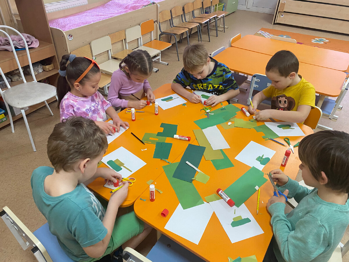 Дети складывают полученные детали и склеивают