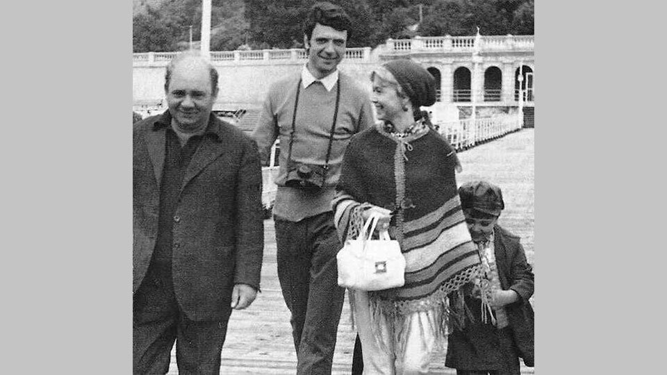 Светлана Немоляева и Александр Лазарев с сыном Сашей и Евгением Леоновым