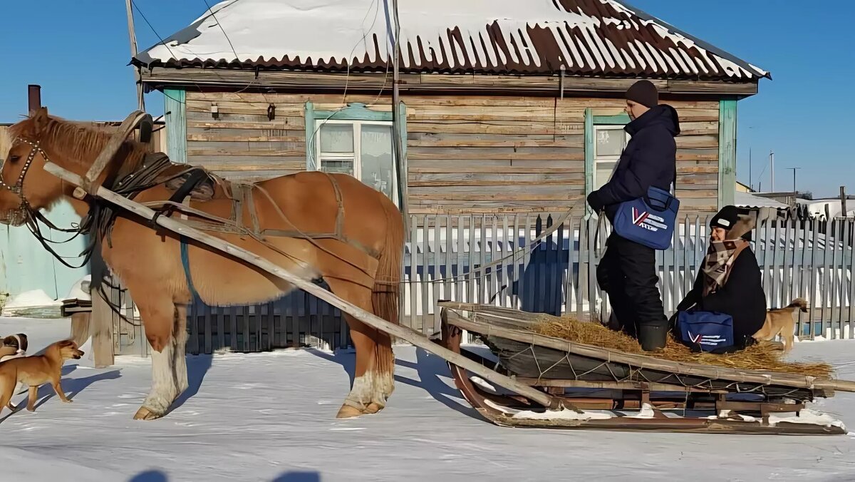     Члены участковых комиссий используют различные средства передвижения, чтобы рассказать местным жителям о выборах президента.