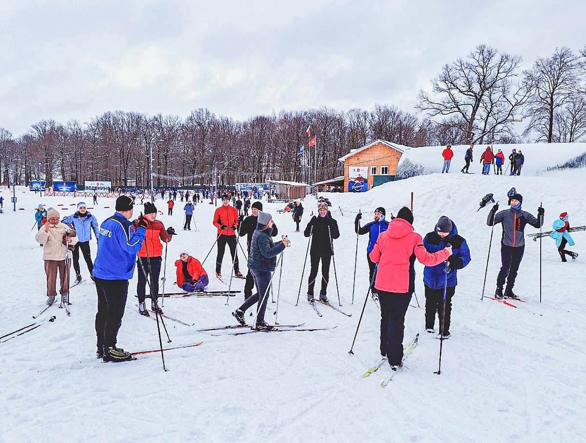 Занятия спортом на свежем воздухе. Здоровый счастливый человек. Спортивно-оздоровительный туризм. Физическая активность и здоровье. Активный п.