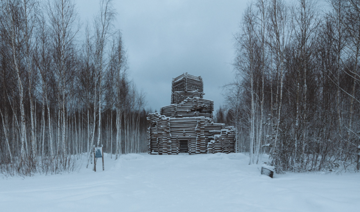 Один из главных объектов международного фестиваля «Архстояние» — ленивый Зиккурат. Строение отражает азарт самого строительства, когда создатели следуют правилам рубки и сборки, не вкладывая в формы особых смыслов и затей