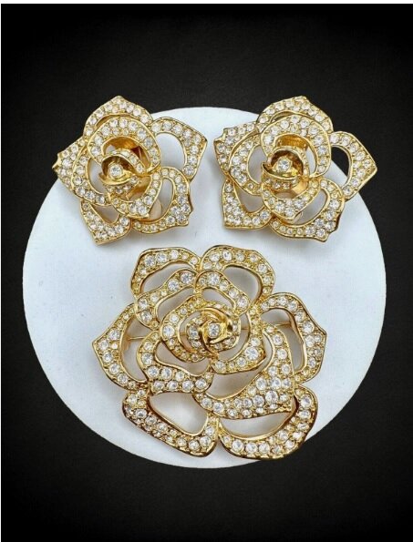 Клипсы из коллекции Pave Crystal Rose (Кристальная роза), 1995 год 
