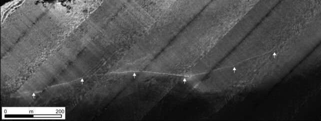 Подводная морфология региона, собранная с помощью дистанционного аппарата. Белые стрелки указывают на Блинкерволл.