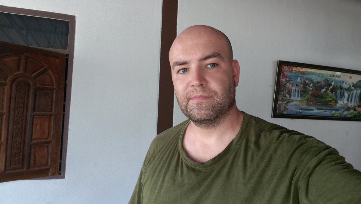 Чтобы жить, человеку нужны крыша над головой, коммунальные услуги, интернет и еда. Это не так дорого, как вы думаете. И это точно не должно стоить месячную зарплату.