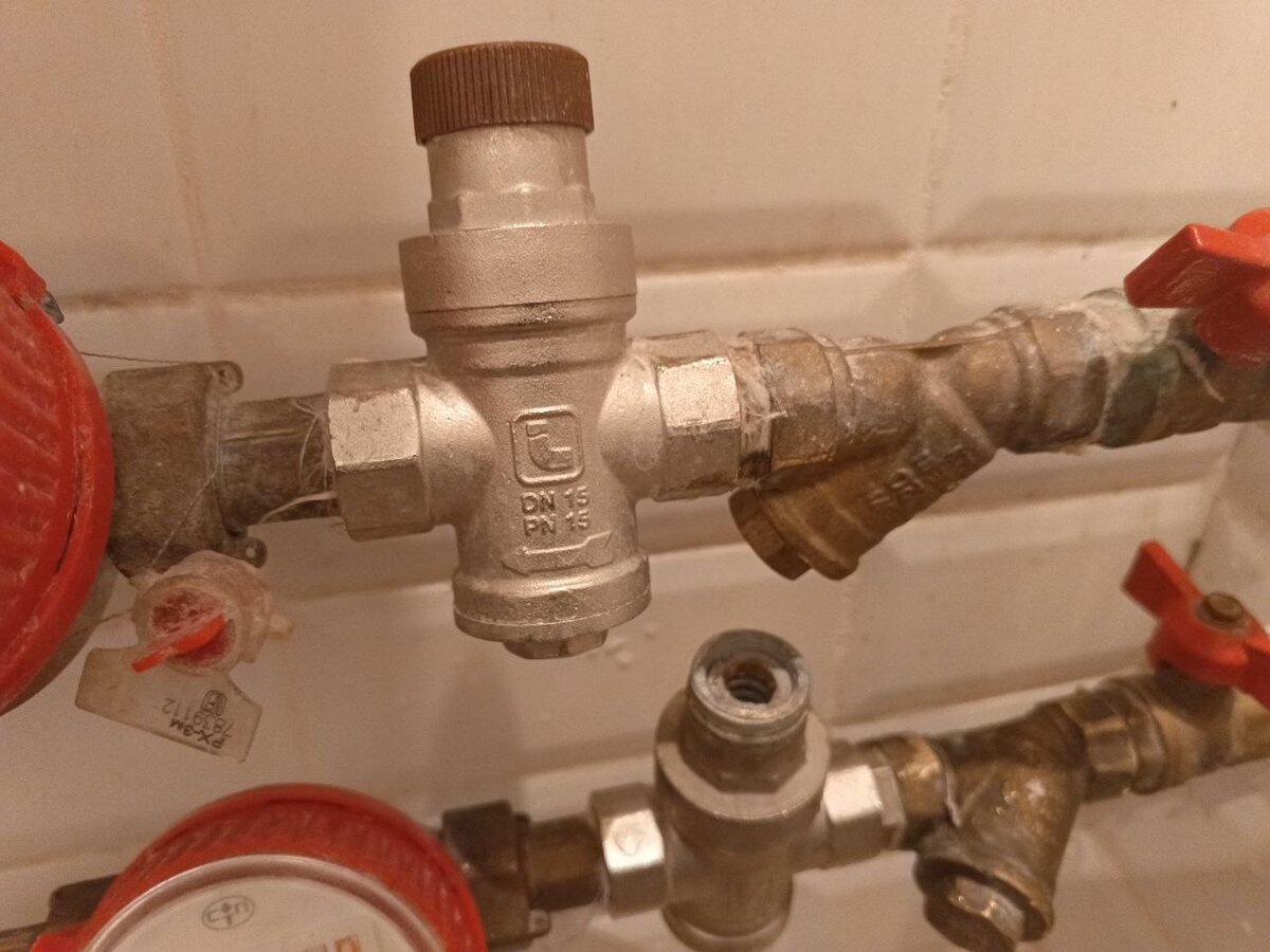 Справа на лево - шаровый кран, фильтр грубой очистки, редуктор давления и счётчик.