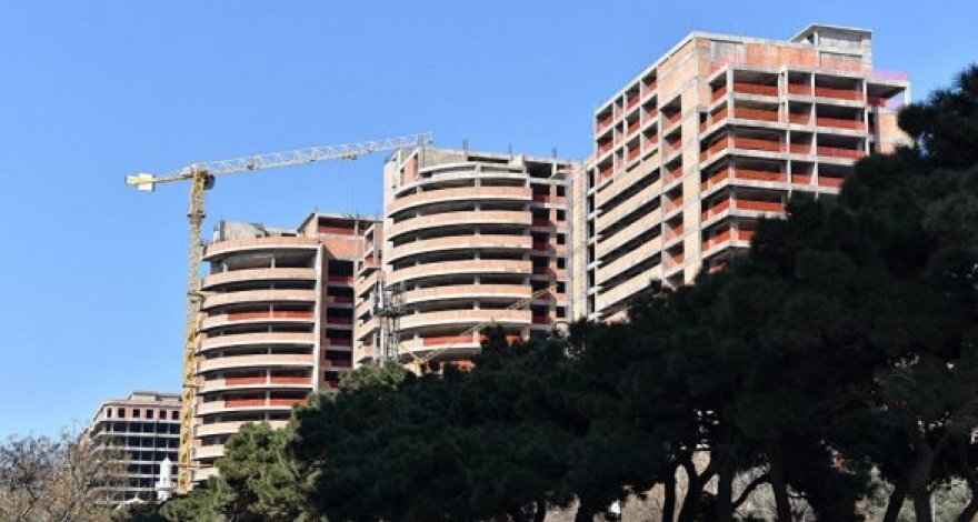 Башни близнецы чикаго. Лифт в небоскребе. Небоскреб крайслер билдинг внутри. A city within a city. Небоскребы.