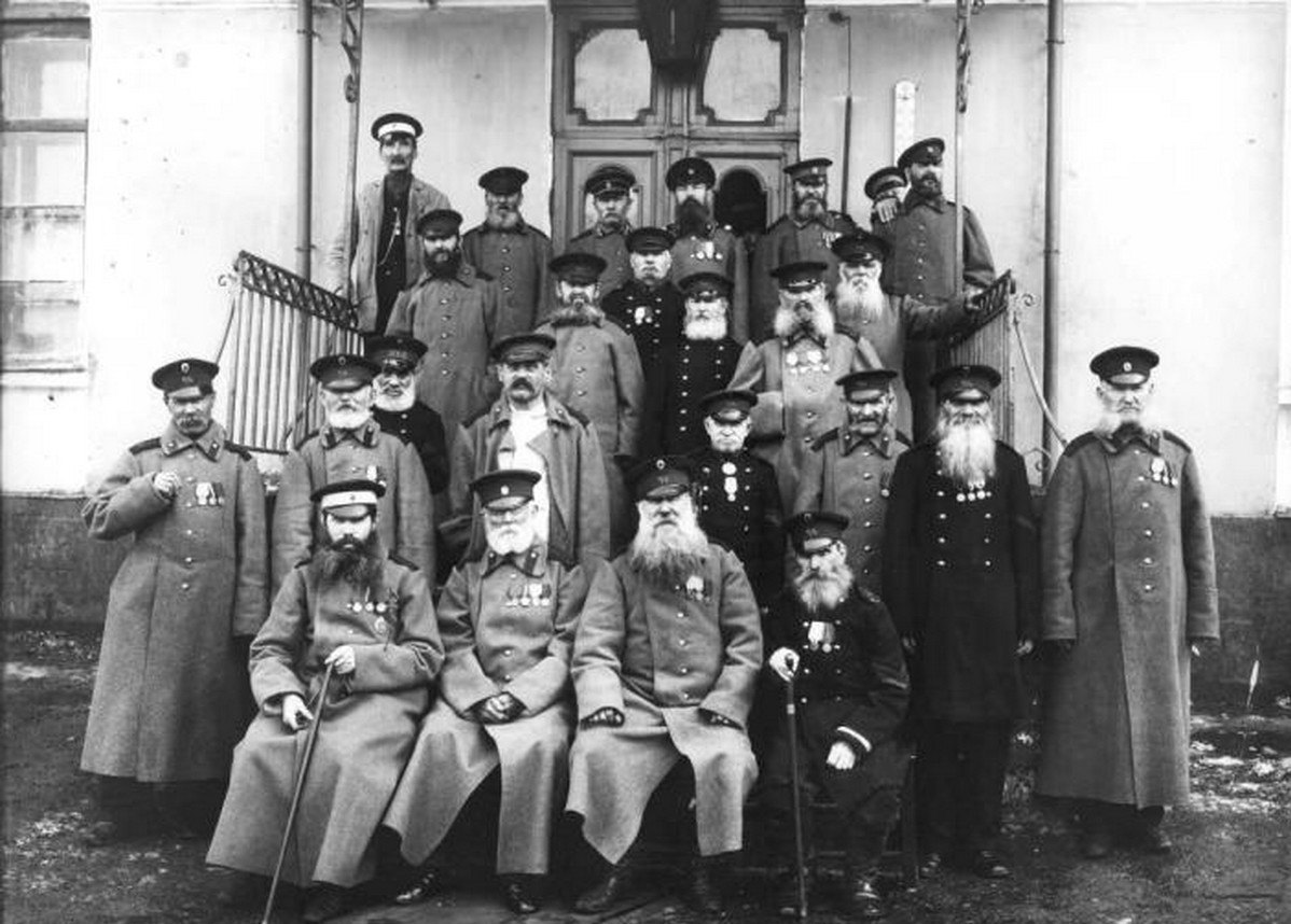 1900-е. Отставные солдаты и офицеры Чесменской военной богадельни. Фото из открытых источников.