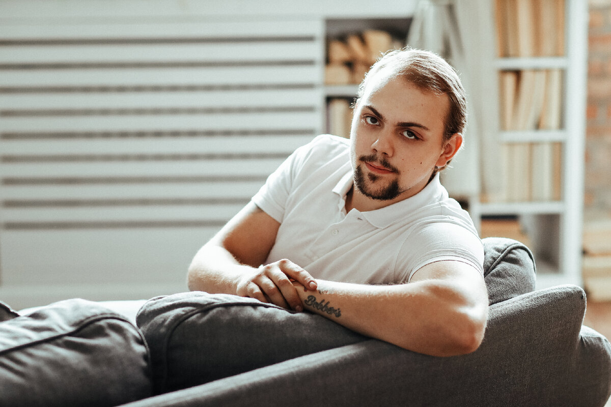 <a href="https://ru.freepik.com/free-photo/handsome-man_9388869.htm#query=%D0%BC%D1%83%D0%B6%D1%87%D0%B8%D0%BD%D0%B0%20%D0%BD%D0%B0%20%D0%B4%D0%B8%D0%B2%D0%B0%D0%BD%D0%B5&position=5&from_view=search&track=ais&uuid=1312b7f5-091f-4fa5-89ef-95d8d11375fe">Изображение от Racool_studio</a> на Freepik