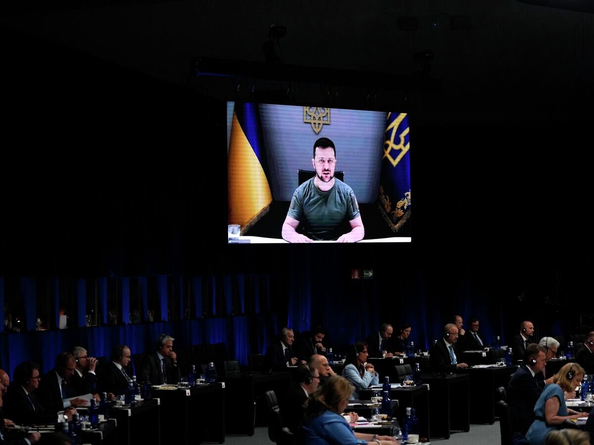    Президент Украины Владимир Зеленский выступает по видеосвязи на саммите НАТО в Мадриде© AP Photo / Manu Fernandez