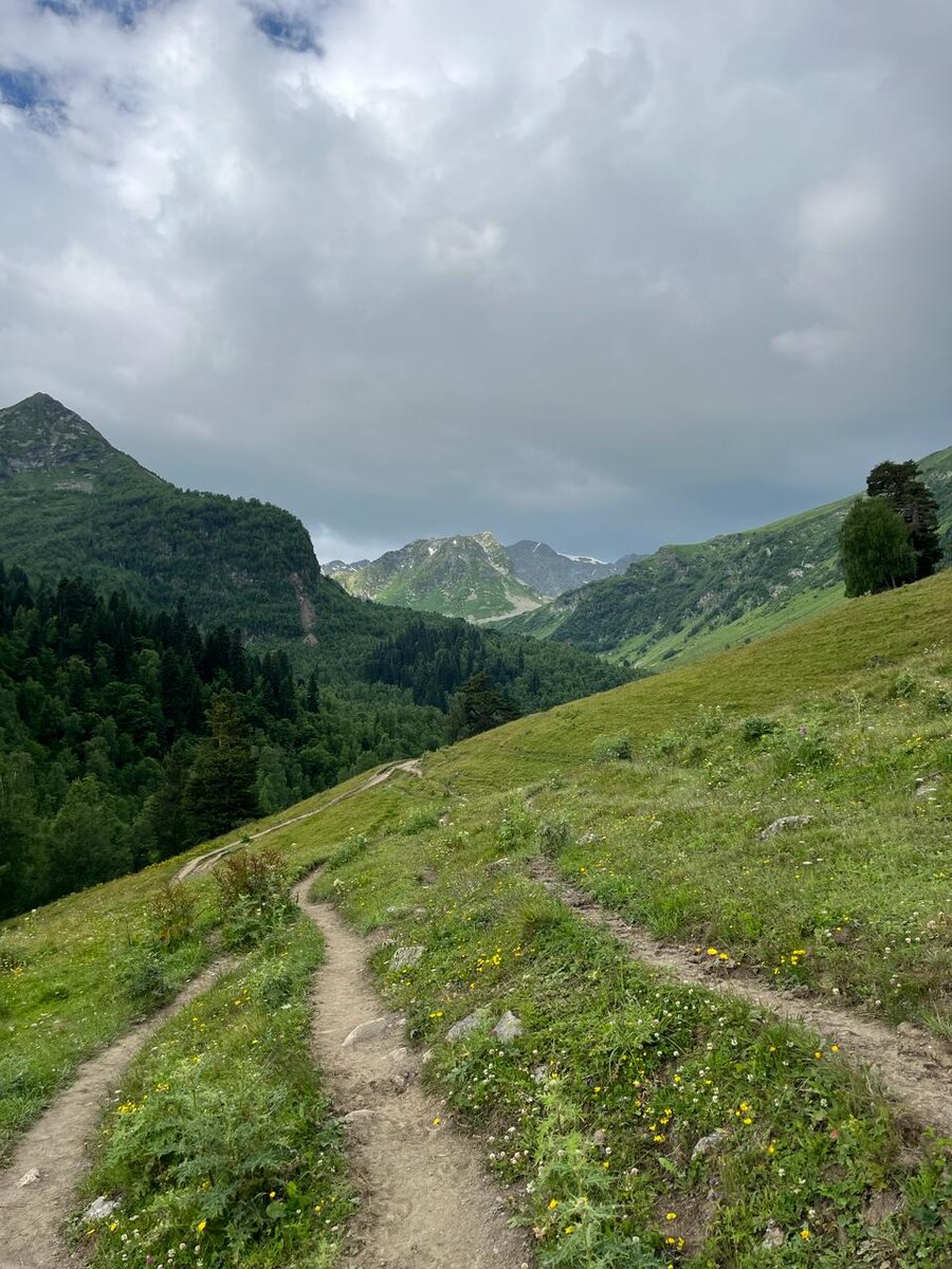 Архыз на машине зимой. Лунка архыз. Архыз поселок зимой. Горы снег архыз. Архыз на машине зимой.