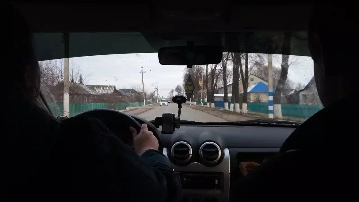     В Авиастроительном районе Казани неизвестный мужчина требовал с водителя автомобиля плату за проезд во дворе. Он не пропускал машину, пока ему не заплатят 50 рублей. Соответствующая публикация появилась в Telegram-канале «Казань на максималках».