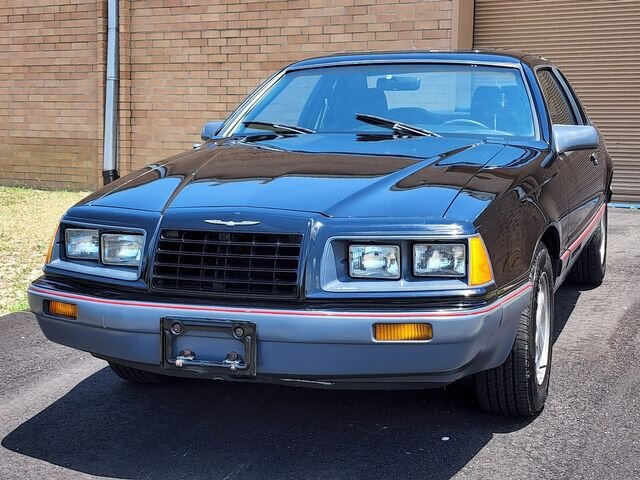 На картинке машина 1986 года, но общая стилистика до послдених годов выпуска менялась мало.