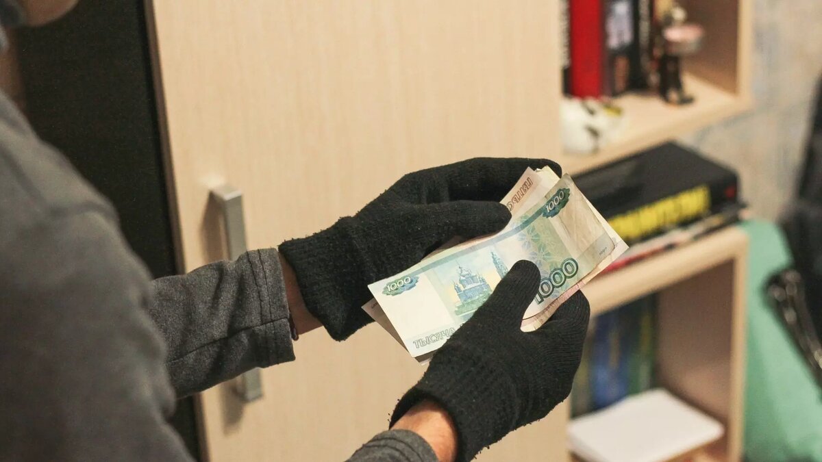     В Крыму полицейскими из Удмуртии был задержан подозреваемый в грабеже. Преступление было совершено в поселке Октябрьский Завьяловского района. Чтобы поймать злодея, оперативникам пришлось отправиться на полуостров в командировку.