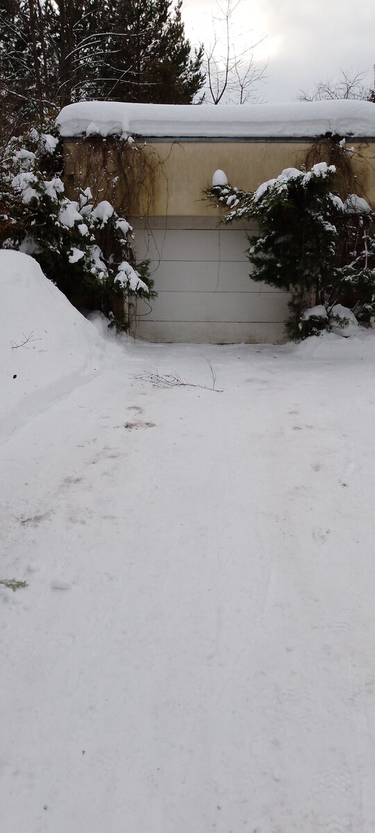 Стоянку необходимо чистить. Иначе из гаража не выедешь, да и приезжает все время кто-то