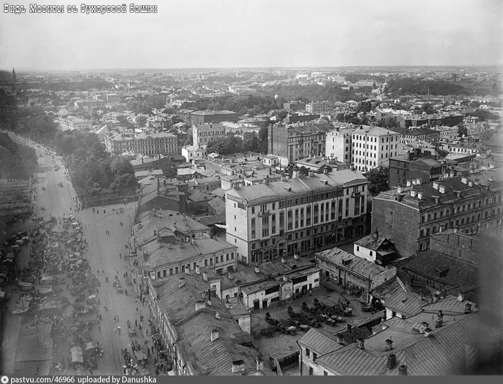Вид с Сухаревой башни в сторону современного пересечения Садового кольца и Цветного бульвара. Особняк не видно среди деревьев, 1914. Конечно, сама улица была намного уже, но это не делало её менее оживлённой. С сайта www.pastvu.com.