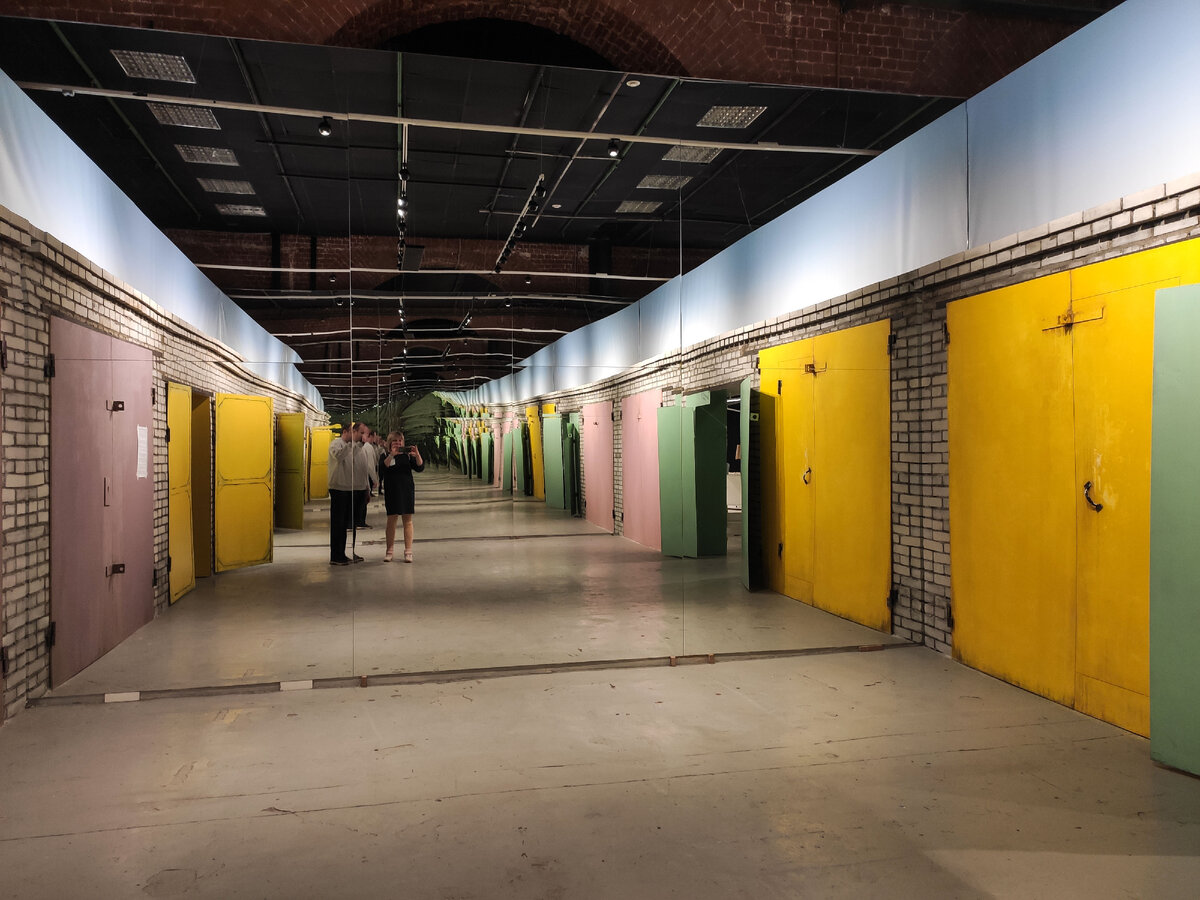 Вход на выставку. Фото автора. Листайте галерею>>