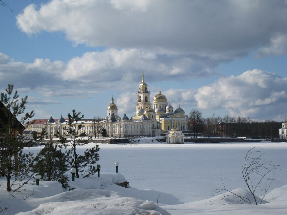 Завораживающий вид на Нило-Столобенскую пустынь.