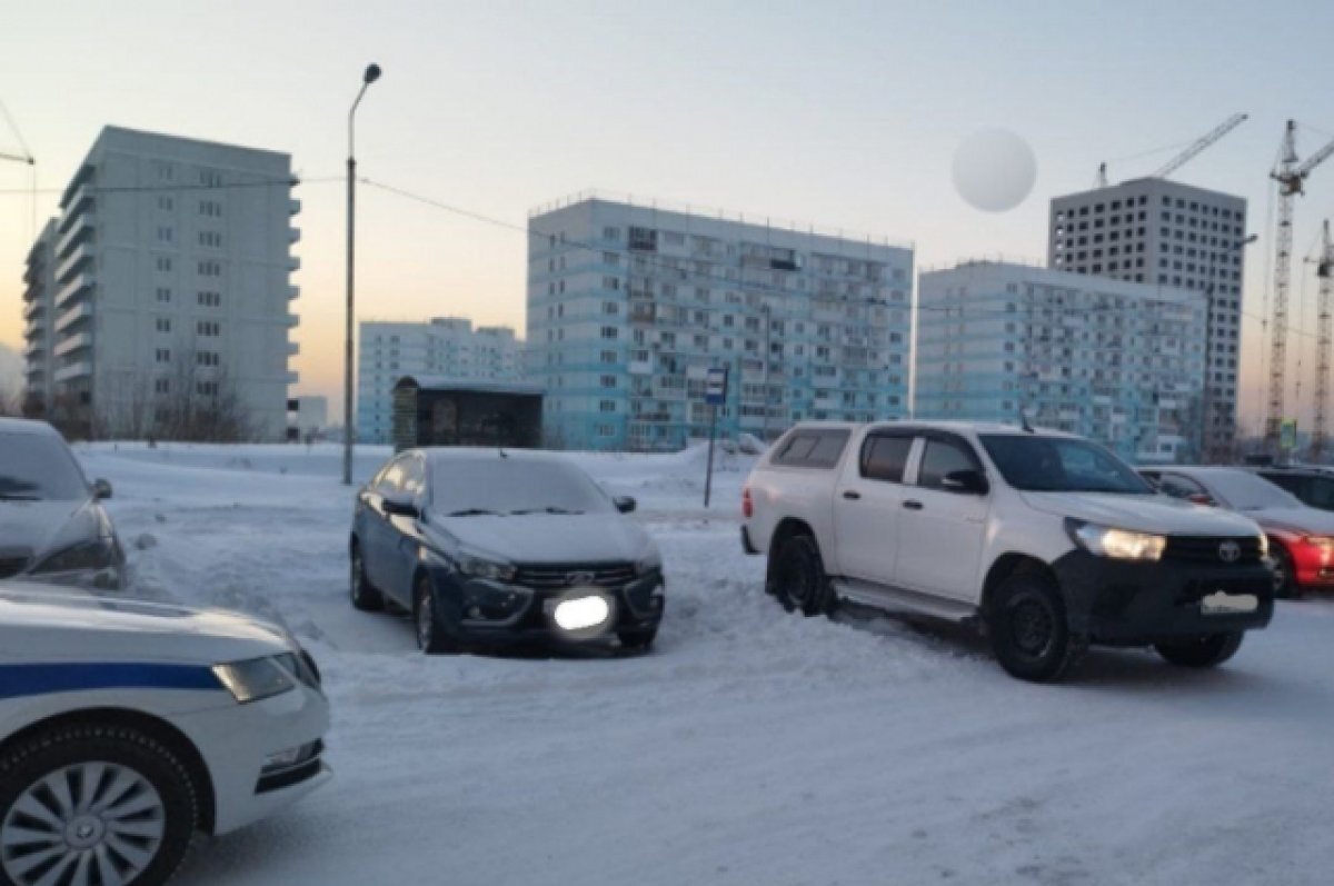    В Новосибирске водитель Toyota сбил школьницу во дворе дома