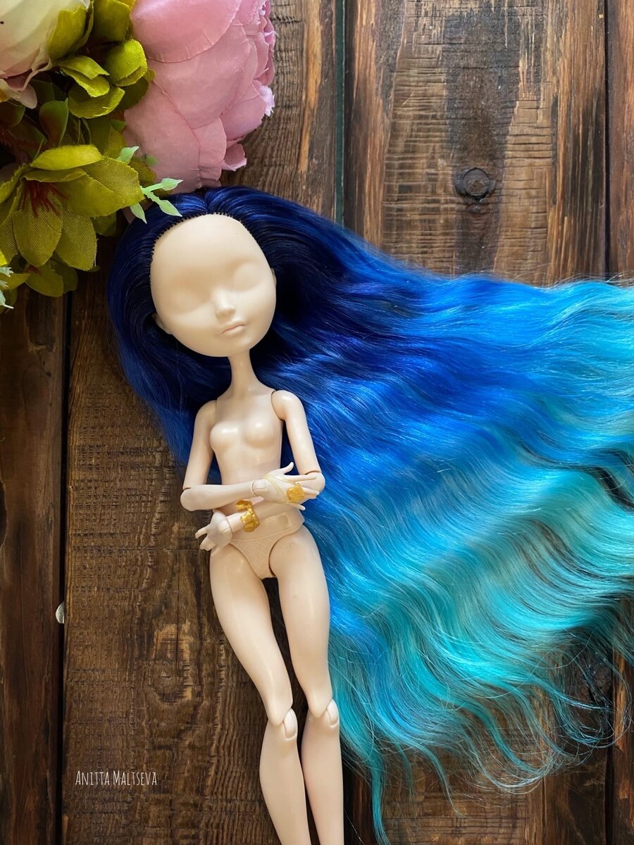 Кукла обзавелась новыми волосами