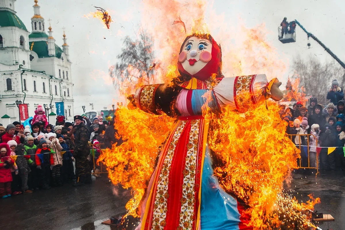 Масленица. Праздник Масленица. Сожжение чучела на Масленицу. Русские гуляния на Масленицу.