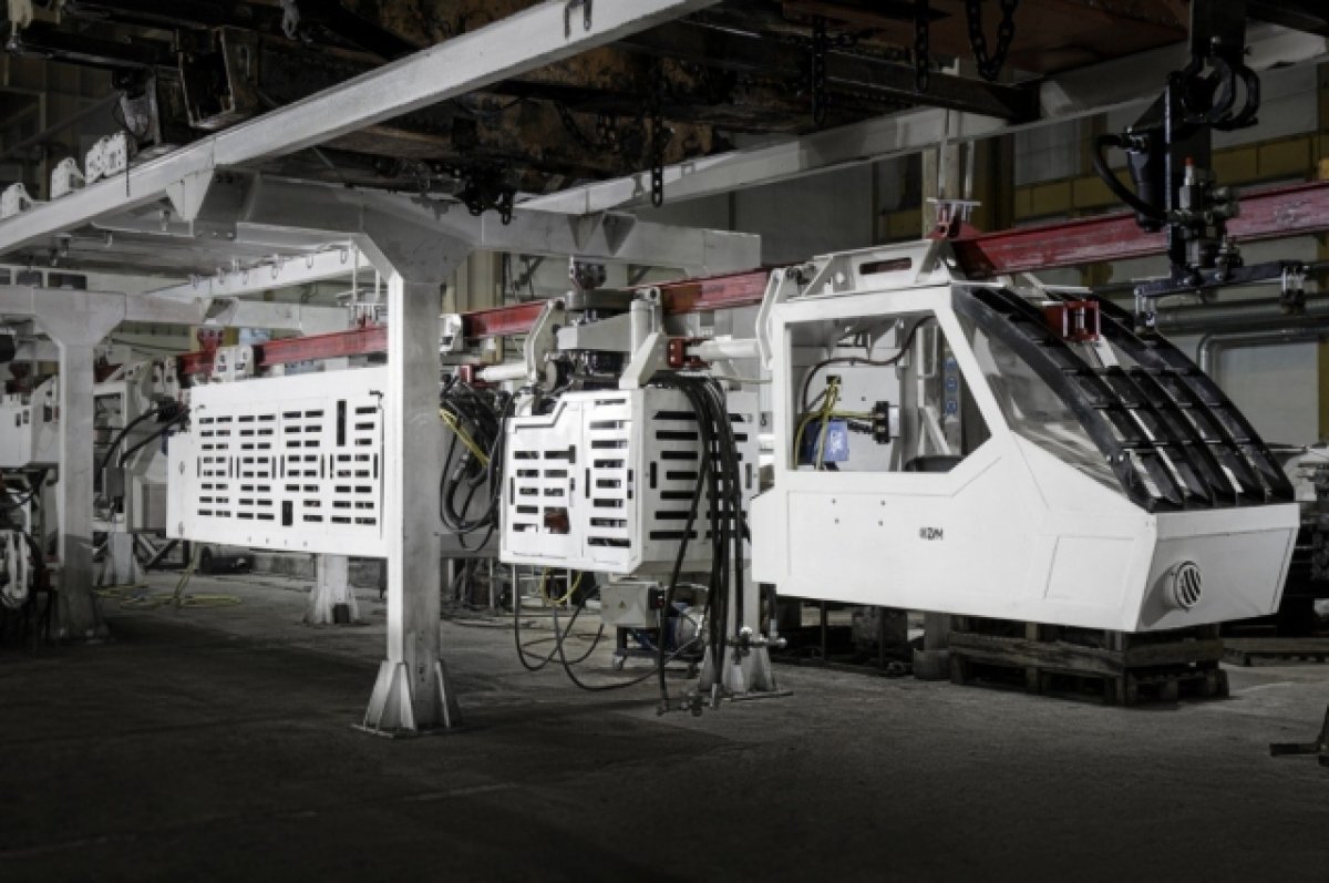    Завод производит дизель-гидравлические тягачи мощностью 80, 120 и 148 кВт и сопутствующее оборудование.