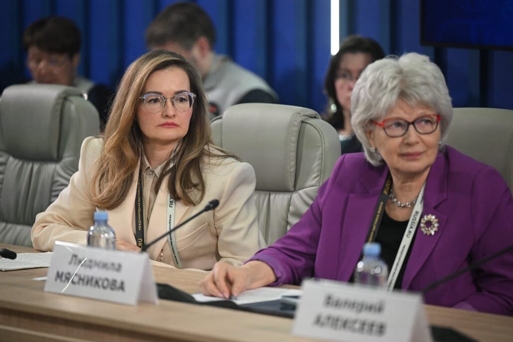 На выставке-форуме «Россия» в тематический День образования прошел Круглый стол «Год семьи: перспективы школьного питания и общественный (родительский) контроль в общеобразовательных организациях»,...-4