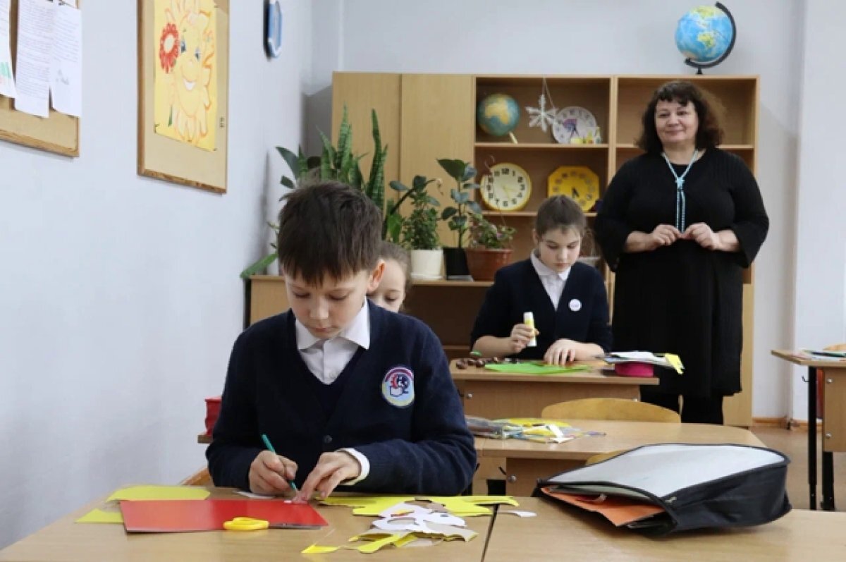    Аналог пионерского галстука предложили ввести в форму школьников в России