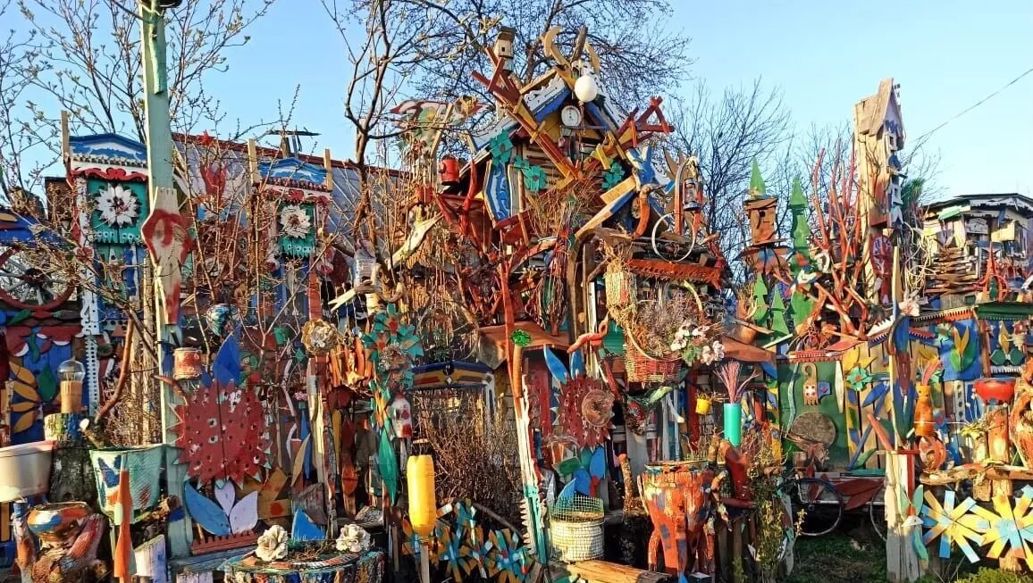     В Сабинском районе Татарстана выставили на продажу одноэтажный жилой дом, относящийся к стилю ЖЭК-арт. Объявление появилось на специализированном сайте Avito.