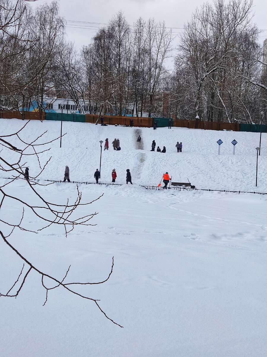 Зимняя накатанная горка в неположенном месте