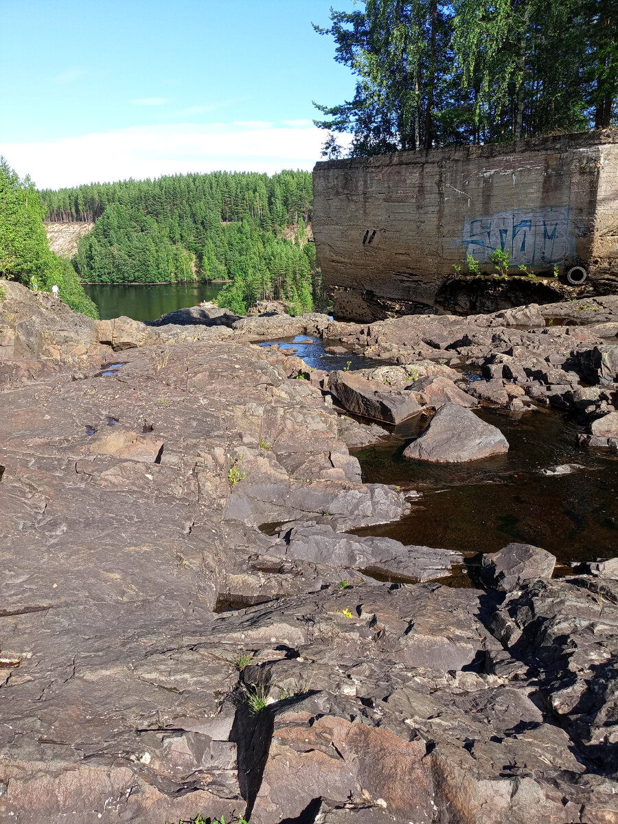 Застывшая лава Гирваса. Вид со стороны плотины.
