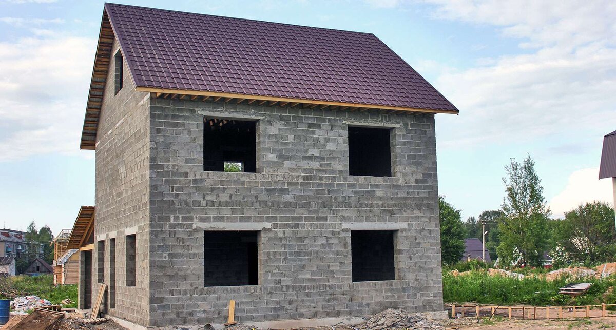 Квадратный дом с гаражом. Гараж на участке. Гараж рядом с домом. Домик над гаражом. Дом одноэтажный с мансардой 80кв м.