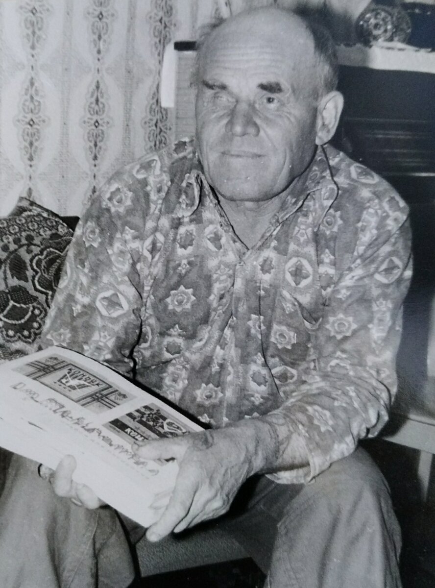 В руках у отца альбомы с наклейками от спиртных и безалкогольных напитков