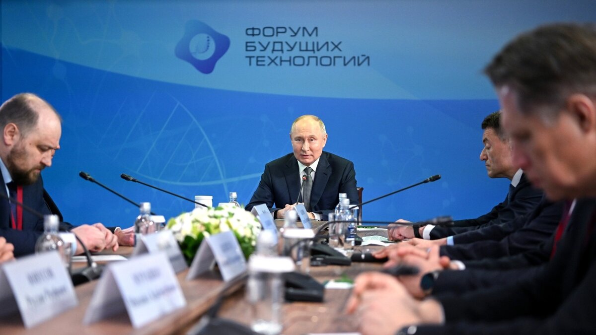     Президент Владимир Путин объявил о ряде важных решений, направленных на качественное изменение в технологическом оснащении, научных разработках в области отечественной медицины. Это стало темой обсуждения на прошедшем форуме будущих технологий, где демонстрируются российские научные разработки.