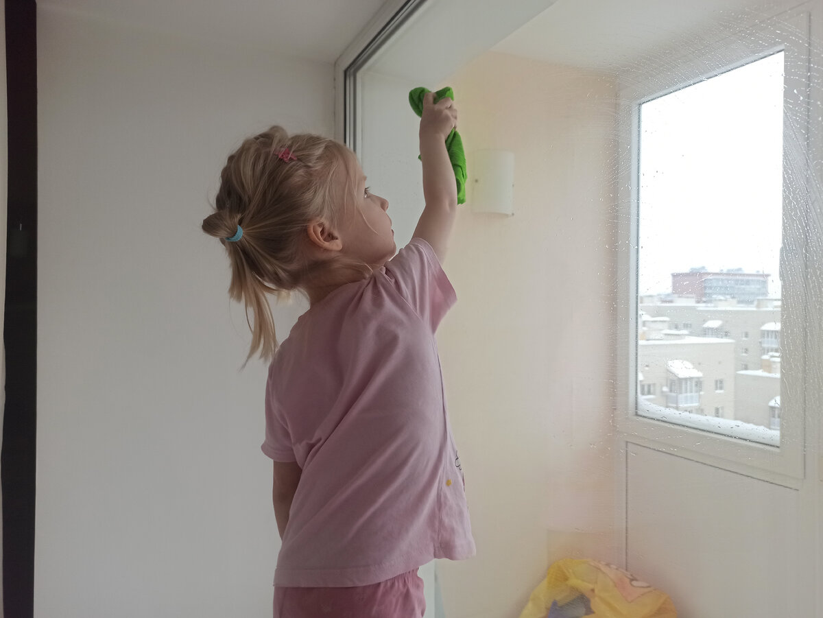 Для поддержания чистоты в доме важно участие всех членов семьи. Я считаю, что за порядок отвечают все, а не только мама. 