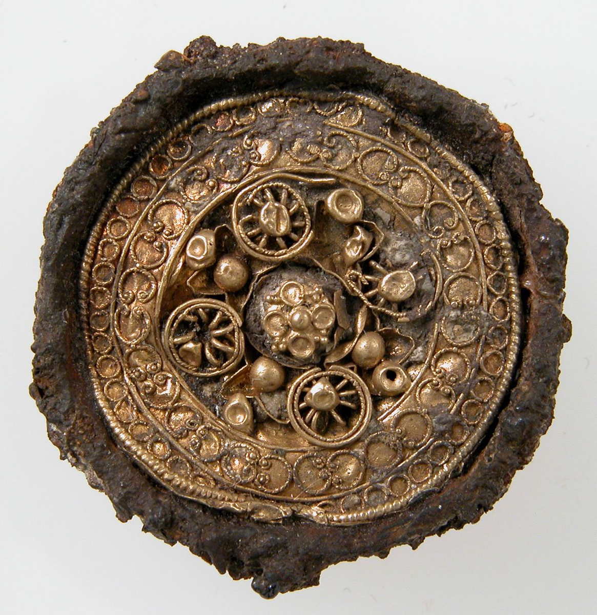 Круглая брошь из железа, золота и проволоки, VI в. Источник: metmuseum.org