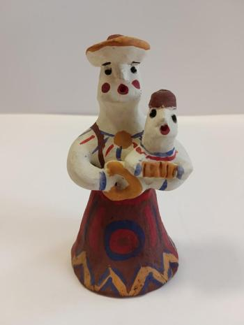 Шевелева Анна Фёдоровна (1932 г.р.) Игрушка "Мать и дитя " с бубликом и гармошкой. 1980-1990-е гг. Глина, гуашь, лепка, роспись