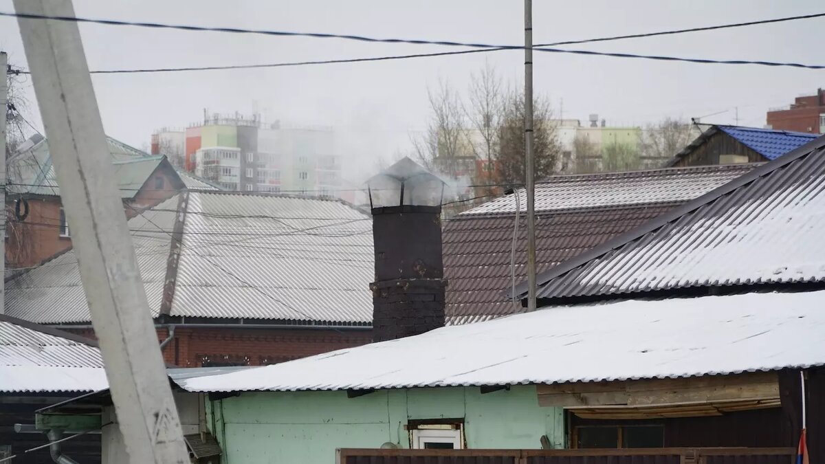     В Красноярске в городском совете вновь обсудили необходимость перевода частных домов на экологичное теплоснабжение. Большую часть выделенных на это федеральных денег планируют потратить на установку твердотопливных котлов — хотя еще в прошлом году в приоритете был перевод домов на электроотопление.