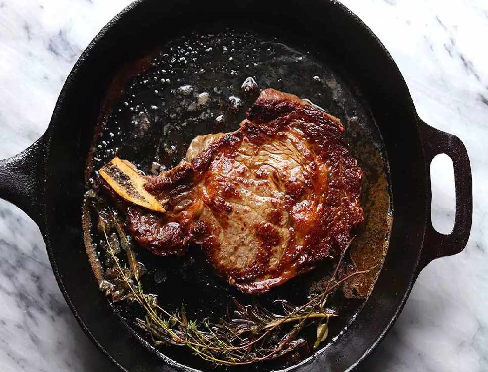 Форель на сковороде. Радужная форель стейк на гриле. Рыба горбуша стейки. Форель на сковороде вкусно и сочно. Стейк из форели на сковороде.